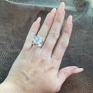 Elegant Silver Ring with Clear Gemstone